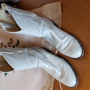 Justin Ropers, circa 1980. Size 7B (medium) in pearl white.